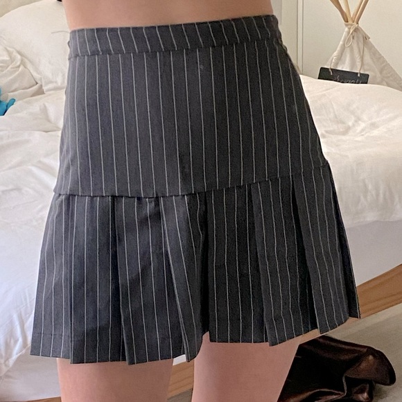 NWT pleated pin stripe mini skirt - Picture 3 of 4